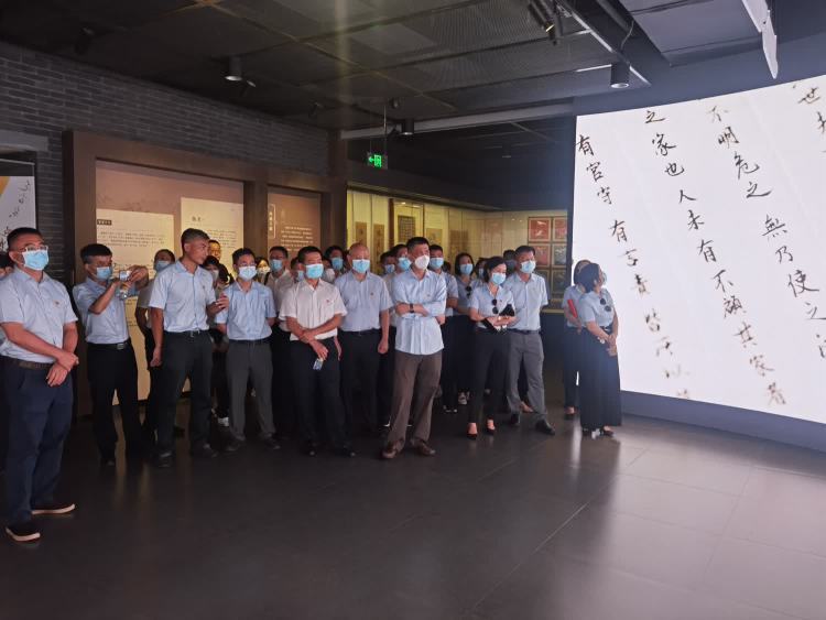傳承海瑞精神 激蕩清風(fēng)正氣——市環(huán)發(fā)公司開展“清廉國(guó)企 青廉有我”主題黨日活動(dòng)(圖4)