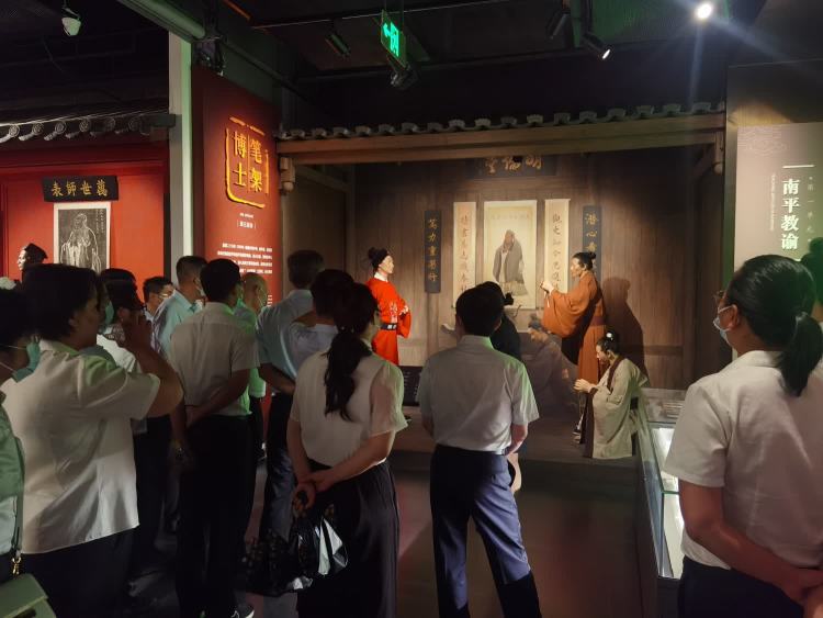 傳承海瑞精神 激蕩清風(fēng)正氣——市環(huán)發(fā)公司開展“清廉國(guó)企 青廉有我”主題黨日活動(dòng)(圖5)