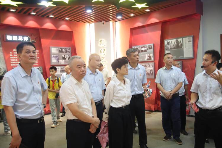 賡續(xù)紅色基因 奮進時代征程 ——市國資委機關(guān)聯(lián)合市環(huán)發(fā)公司開展主題黨日暨清廉國企教育活動(圖7)